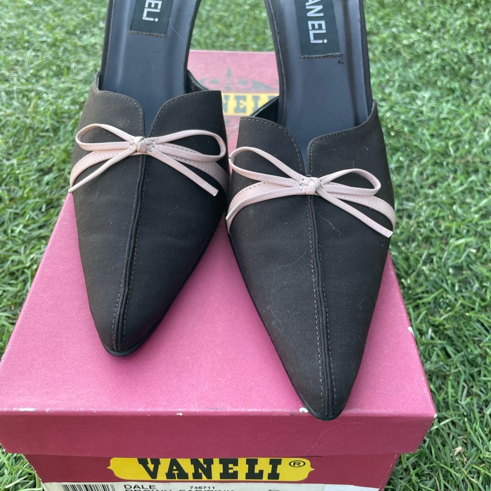 Vaneli Dale Brown Fab/Pink Bow Mules Sz8)